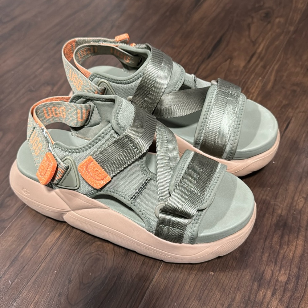 UGG GREEN LA ALTO CROSS STRAP PLATFORM SANDALS SNEAKERS, WOMEN US 6 /EU 37
